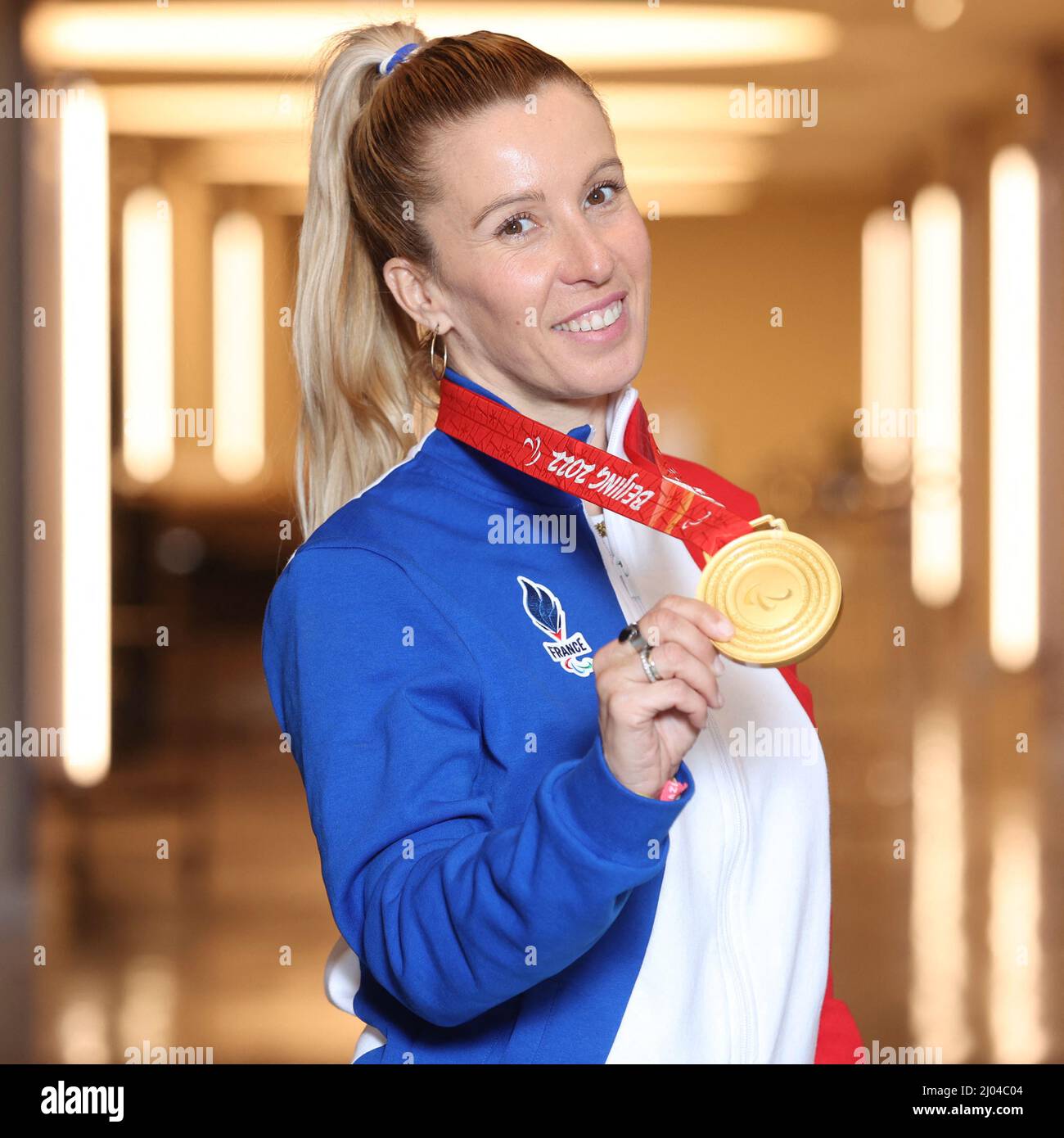 Cecile Hernandez, médaillée de ski paralympique française, pose lors d