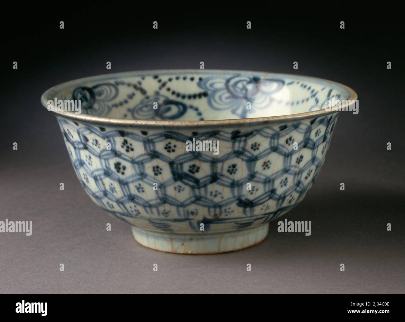 Bol (WAN) avec fleurs et festons. Chine, province de Jiangxi, Jingdezhen, Chinois, dynastie des Ming tardives, fin 15th-début 16th siècle. Ameublement; service de chambre. Porcelaine à la roue avec décoration peinte en bleu sous-glaçure et glaçure transparente Banque D'Images