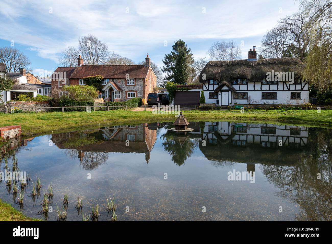 Village d'Oakley avec étang à canards et chalets dans le Hampshire, Angleterre, Royaume-Uni Banque D'Images