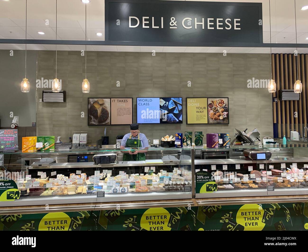 Deli and Cheese in Waitrose Rushden Northamptonshire UK food cuisine exotique type de manger exposé des conteneurs personnel aidant à signer le personnel travaillant des œuvres d'art Banque D'Images