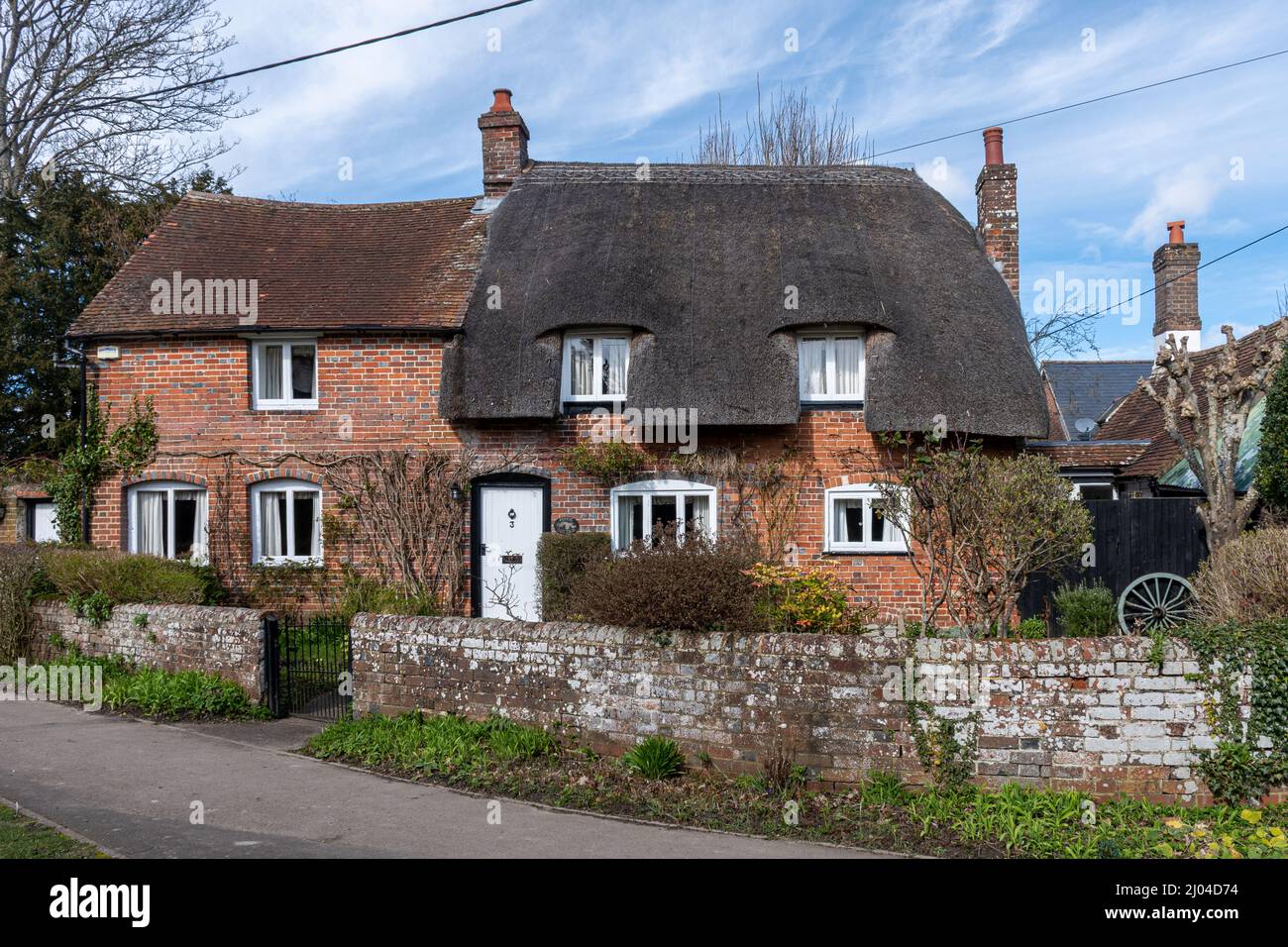 Maison de chaume appelée Forge Cottage dans le village d'Oakley dans le Hampshire, Angleterre, Royaume-Uni Banque D'Images