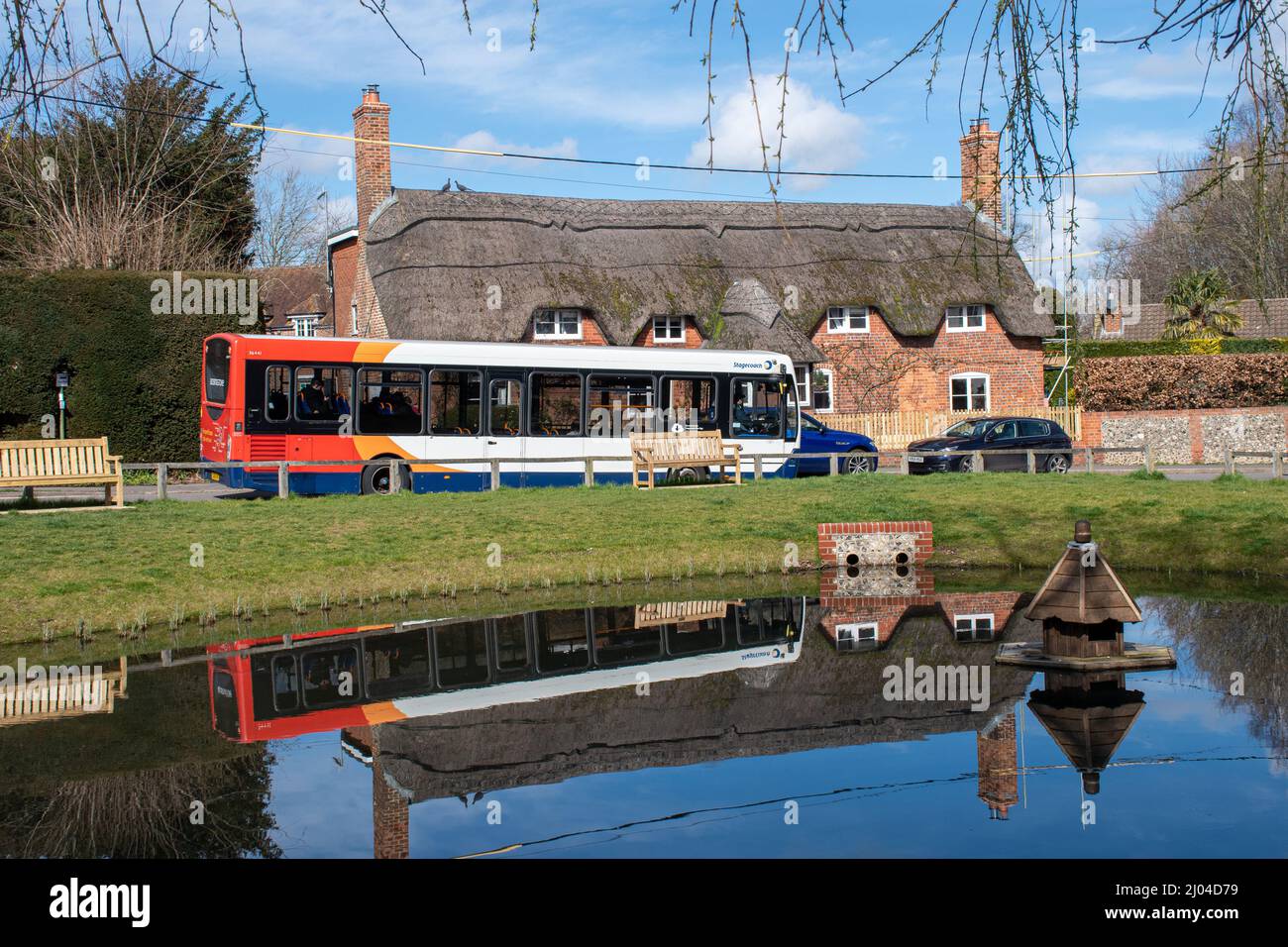 Village d'Oakley dans le Hampshire, Angleterre, Royaume-Uni, avec un bus Stagecoach en voiture au bord de l'étang à canards Banque D'Images