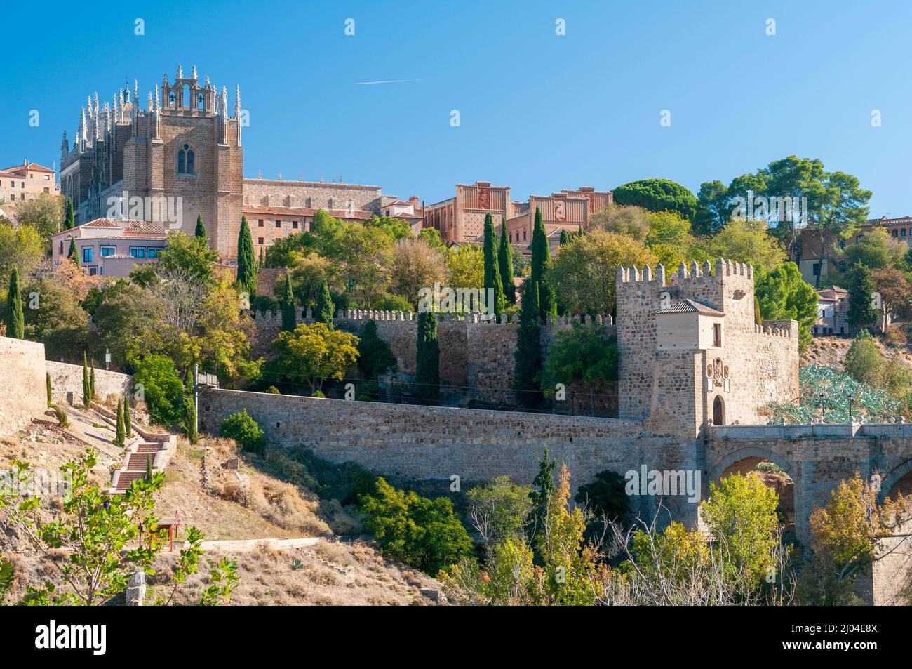 Vue sur la ville médiévale fortifiée de Tolède et le pont San Martin/Puente de San Martin Banque D'Images