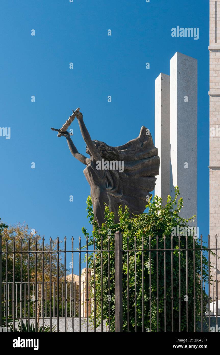 Statue en bronze d'un ange avec une épée - Monument à la victoire - à l'extérieur de l'Alcazar de Toledo Banque D'Images