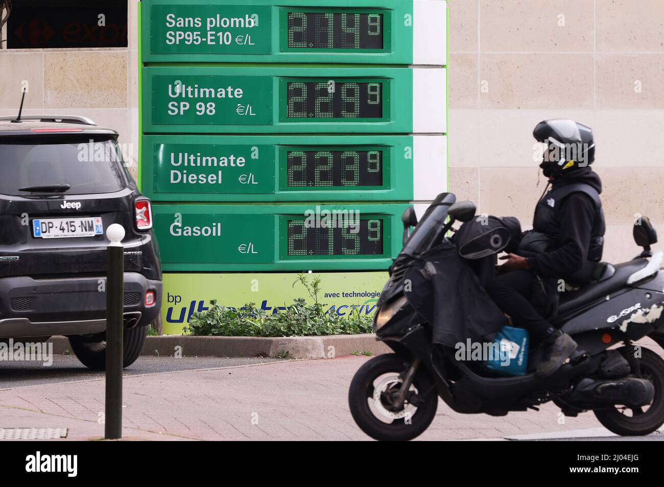 Paris, France. 16th mars 2022. Les prix du carburant sont affichés dans une station-service à Paris, France, le 16 mars 2022. Le prix de l'essence dépasse maintenant deux euros (2,19 dollars US) par litre en France en raison de la crise ukrainienne, ce qui exerce une forte pression sur les budgets des entreprises et des ménages. Credit: Gao Jing/Xinhua/Alamy Live News Banque D'Images