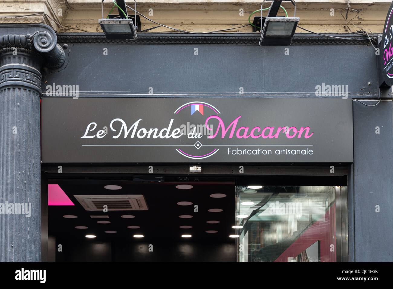 VALENCE, ESPAGNE - 10 MARS 2022 : un magasin le monde du Macaron en centre-ville Banque D'Images
