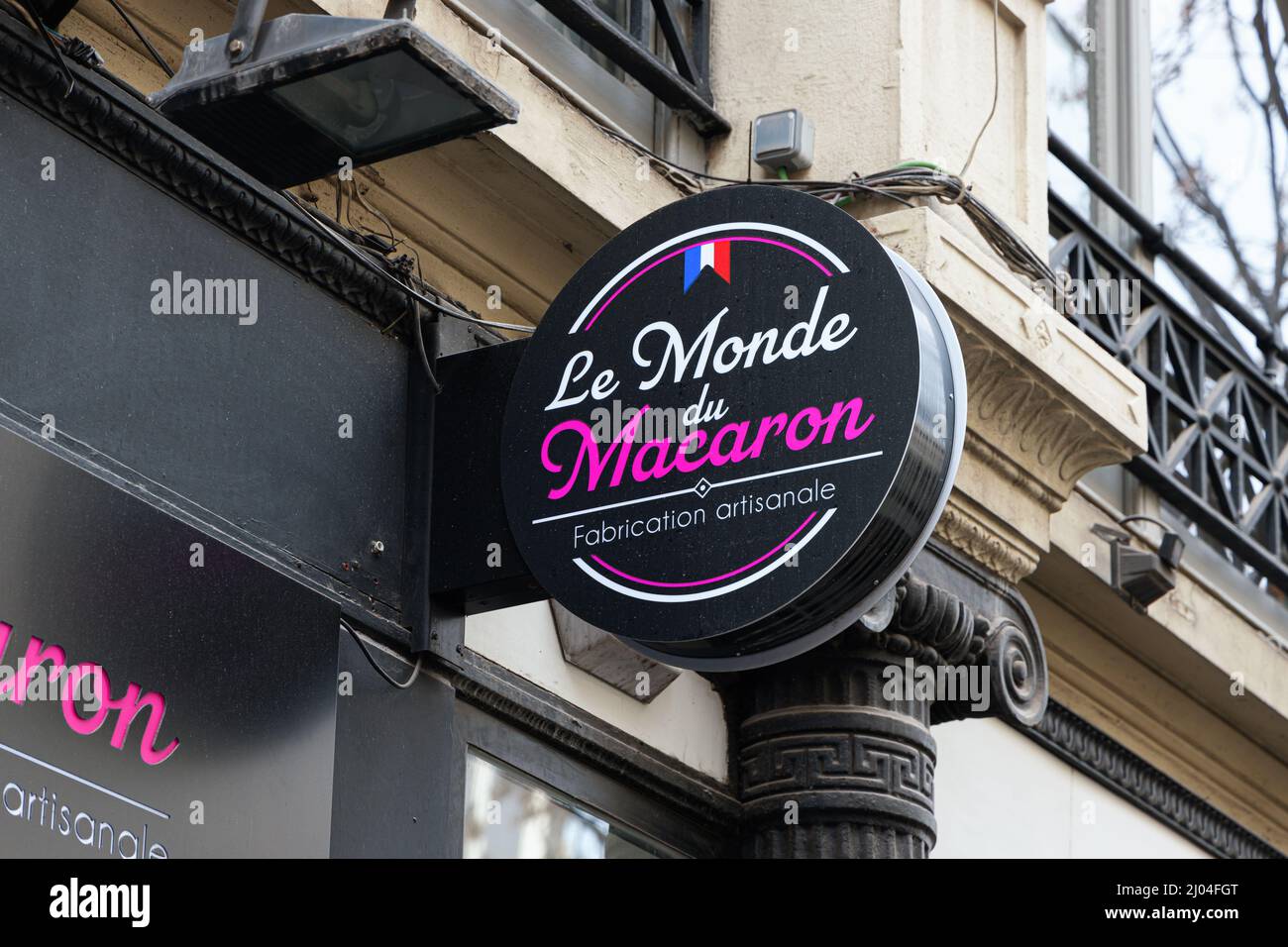 VALENCE, ESPAGNE - 10 MARS 2022 : un magasin le monde du Macaron en centre-ville Banque D'Images