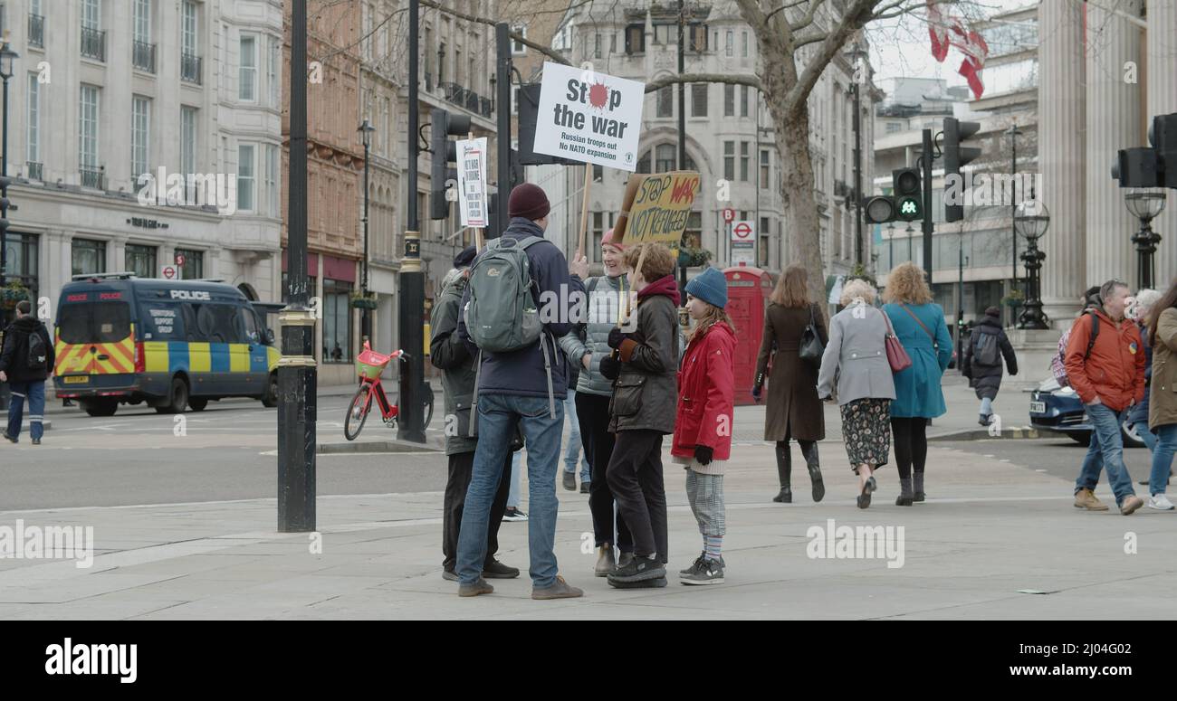 Londres, Royaume-Uni - 03 06 2022 : les manifestants de Trafalgar Square sont en présence de panneaux indiquant « Stop the War ». Les troupes russes sont sorties. Pas d’expansion de l’OTAN », en faveur de l’Ukraine. Banque D'Images