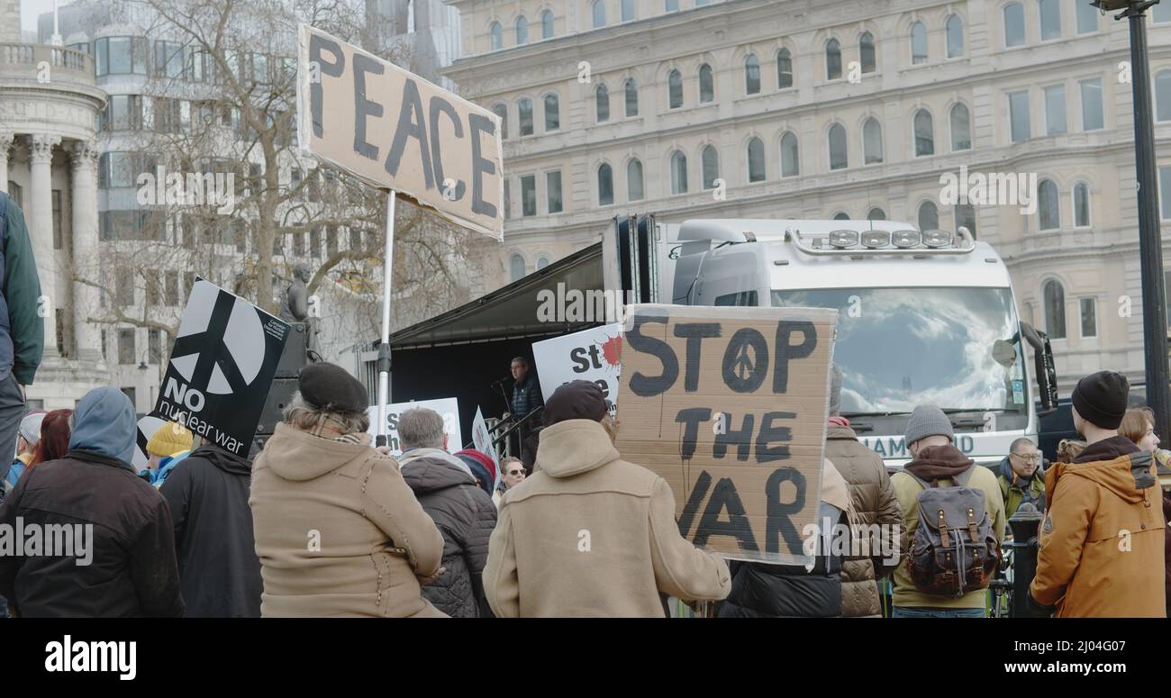 Londres, Royaume-Uni -03 06 2022 : des manifestants se sont rassemblés dans un rassemblement sur Trafalgar Square, en signe « pas de guerre nucléaire », « paix » et « Stop the War », pour soutenir l’Ukraine. Banque D'Images