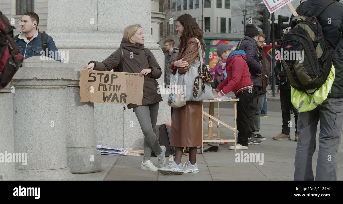 Londres, Royaume-Uni - 03 06 2022 : une femme proteste à Trafalgar Square, en tenant un panneau, ‘Stop Poutine War’, pour soutenir le peuple ukrainien en guerre. Banque D'Images