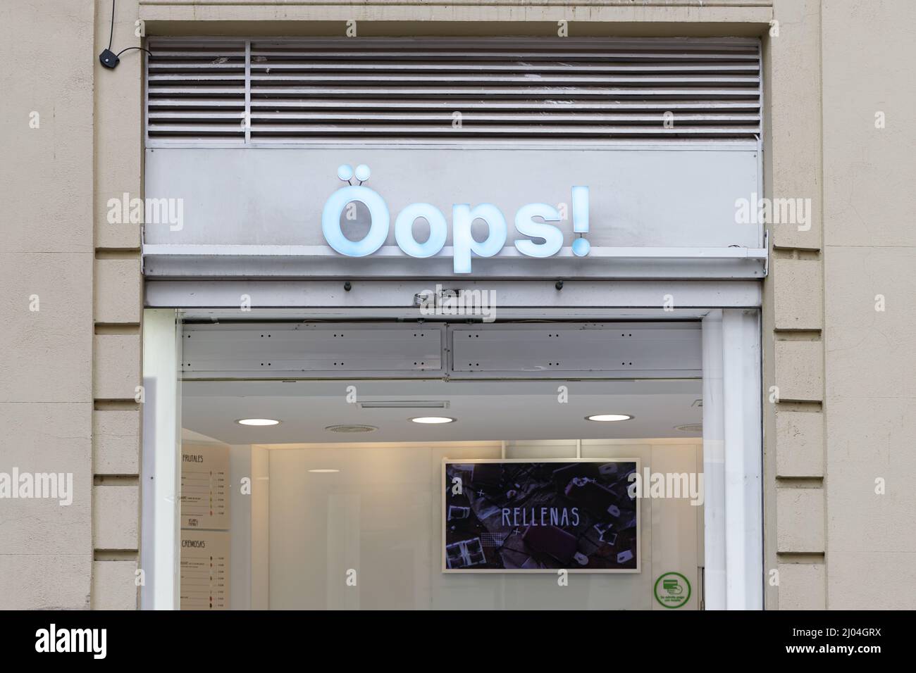 VALENCE, ESPAGNE - 10 MARS 2022 : les Oops sont des crèmes glacées artisanales au format yaourt glacé Banque D'Images