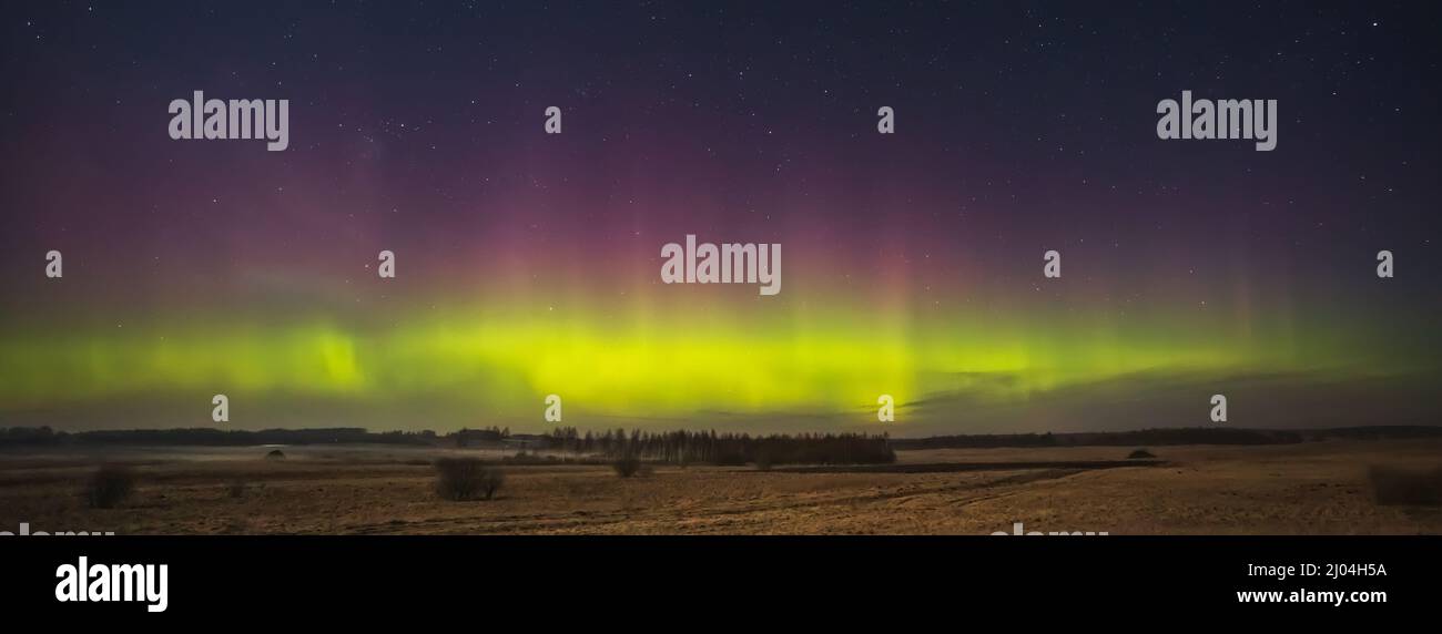 Esthétique du ciel de nuit, étoiles du ciel de nuit avec Aurora borealis en arrière-plan, belle vue de nuit à un voyage de route Banque D'Images