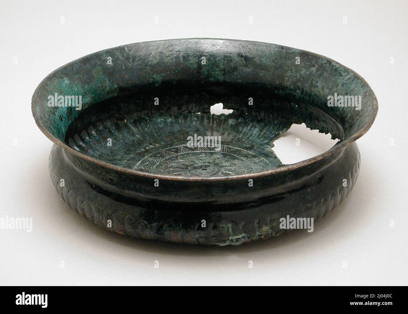 Bol festonné. Égypte, 6th - 1st siècle BCE ou plus tard. Ameublement; service de chambre. Bronze Banque D'Images
