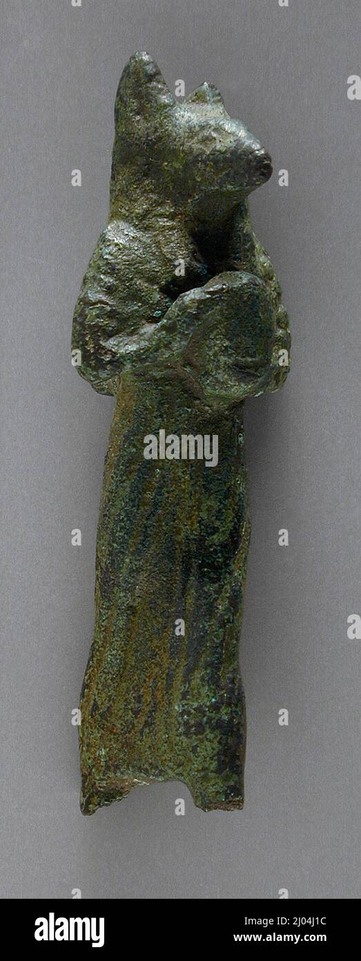 Figurine d'une Divinité à tête de Jackal femelle tenant le disque de soleil. Égypte, probablement période Ptoléméenne (323 - 30 BCE). Sculpture. Bronze Banque D'Images