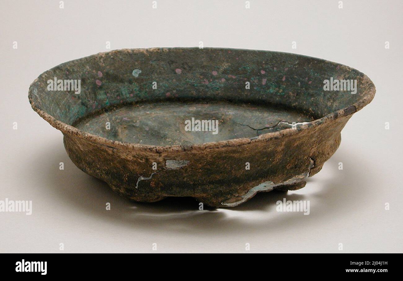 Bol festonné. Égypte, 6th - 1st siècle BCE ou plus tard. Ameublement; service de chambre. Bronze Banque D'Images