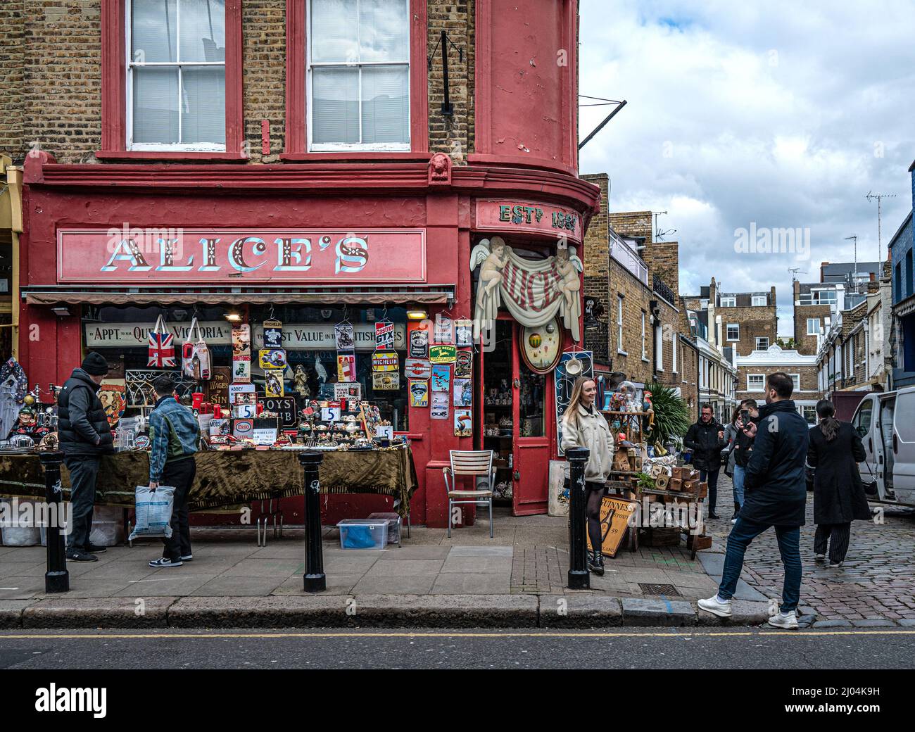 Une scène de rue de la boutique d'antiquités et de curios d'Alice à Portobello Road, Londres, Royaume-Uni Banque D'Images