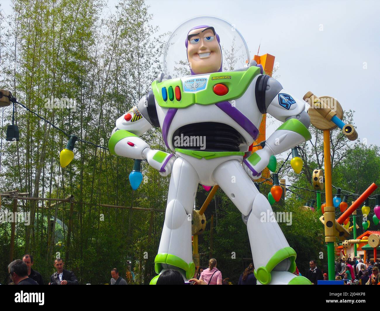 Grande sculpture Buzz l'Éclair à Disneyland Paris Photo Stock - Alamy