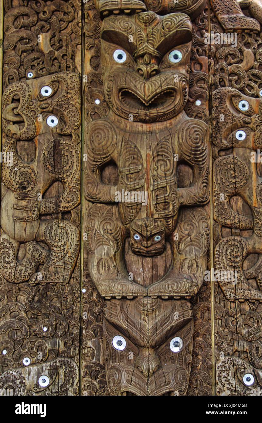Panneau avec sculptures sur bois maoris à l'extérieur du centre d'accueil du parc national de Tongariro dans le village de Whakapapa, Île du Nord, Nouvelle-Zélande Banque D'Images