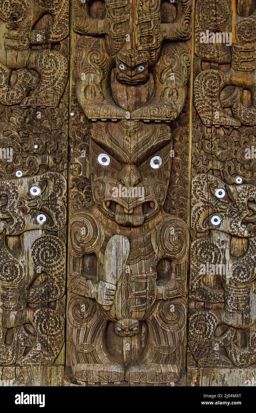 Panneau avec sculptures sur bois maoris à l'extérieur du centre d'accueil du parc national de Tongariro dans le village de Whakapapa, Île du Nord, Nouvelle-Zélande Banque D'Images