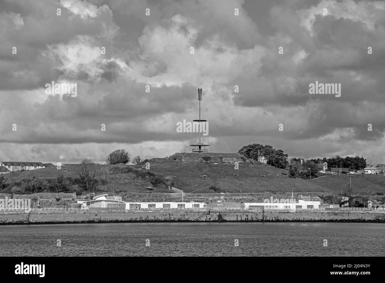 Image monochrome de la Tour d'observation du Mont Wise à Redoute, Devonport, avec le Parc du Mont Wise et les bains de natation à l'avant-garde. Banque D'Images