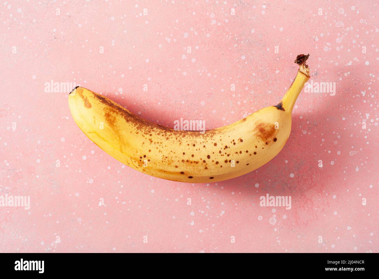 bananes biologiques mûres et trop mûres sur fond de béton. nourriture laid concept zéro déchet Banque D'Images