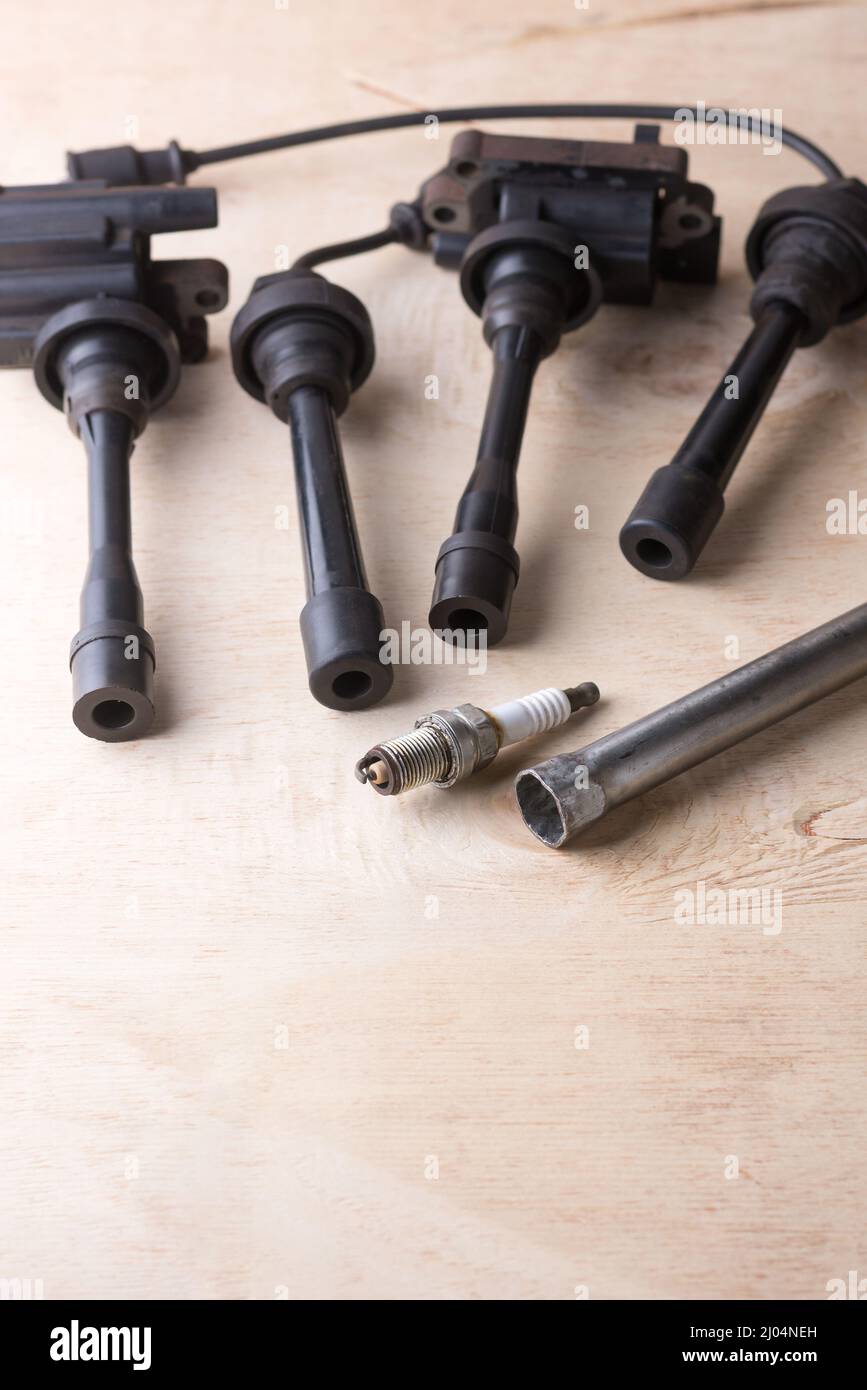 bobines d'allumage et fils de bougie d'allumage du moteur à essence avec bougie et clé, prises dans une faible profondeur de champ avec espace de copie Banque D'Images