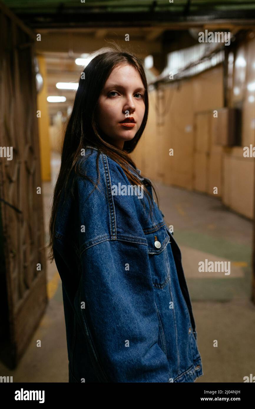 femme en chemise denim au milieu du couloir Banque D'Images