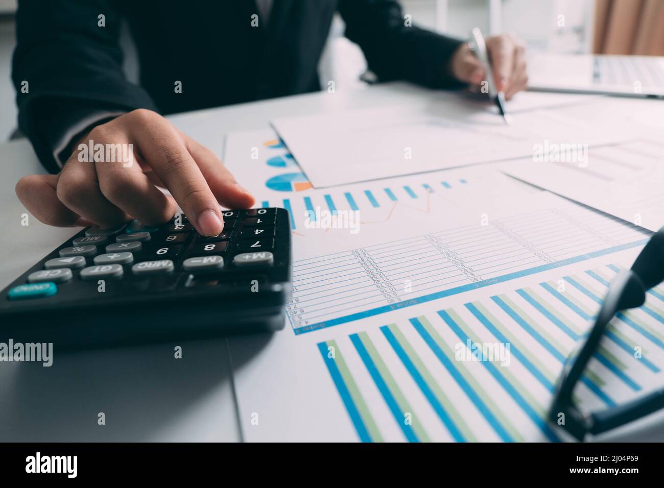 Homme d'affaires travaillant sur la comptabilité financière d'entreprise de bureau de bureau Banque D'Images