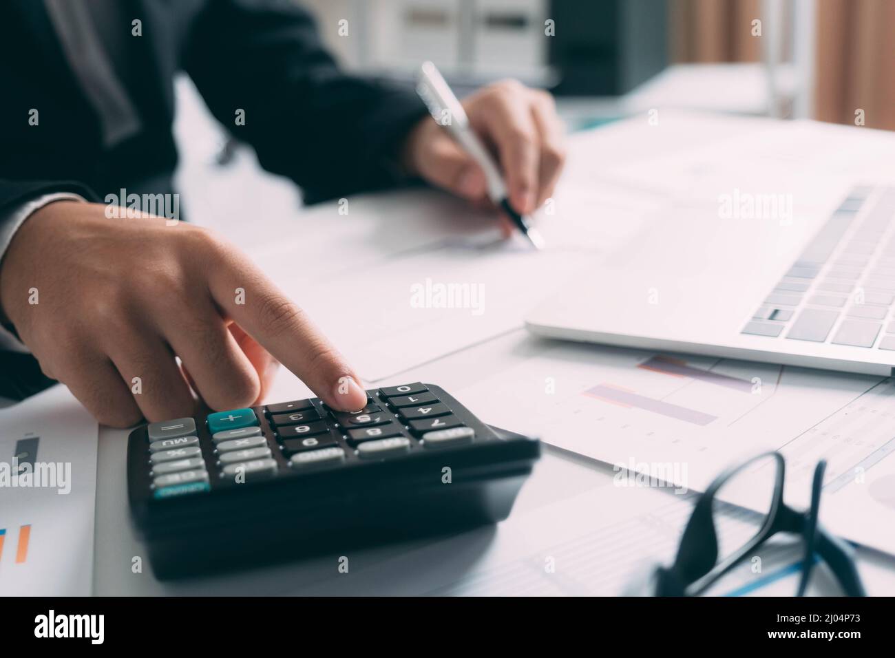 Homme d'affaires travaillant sur la comptabilité financière d'entreprise de bureau de bureau Banque D'Images
