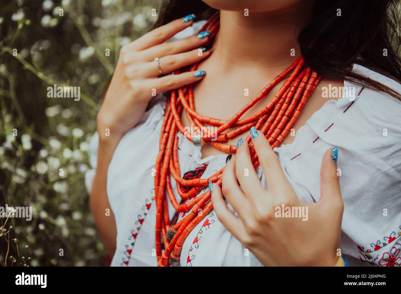 Une femme ukrainienne présente des perles de corail anciennes Banque D'Images