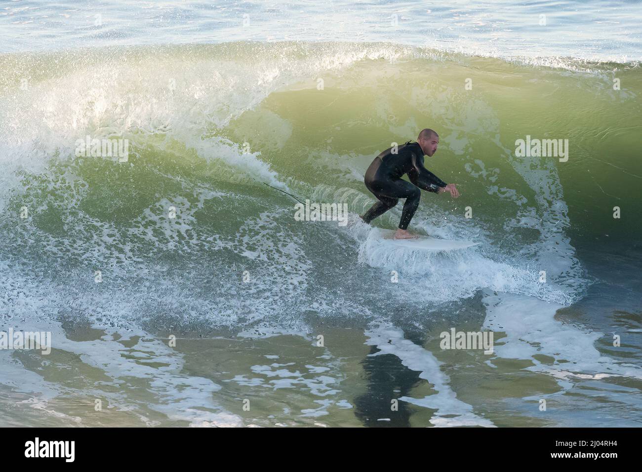 Pichilemu, région d'O'Higgins, Chili - Surfer à Punta de Lobos une plage de surf au sud de Pichilemu. Banque D'Images Pichilemu, région d'O'Higgins, Chili - Surfer à Punta de Lobos une plage de surf au sud de Pichilemu. Banque D'Images
