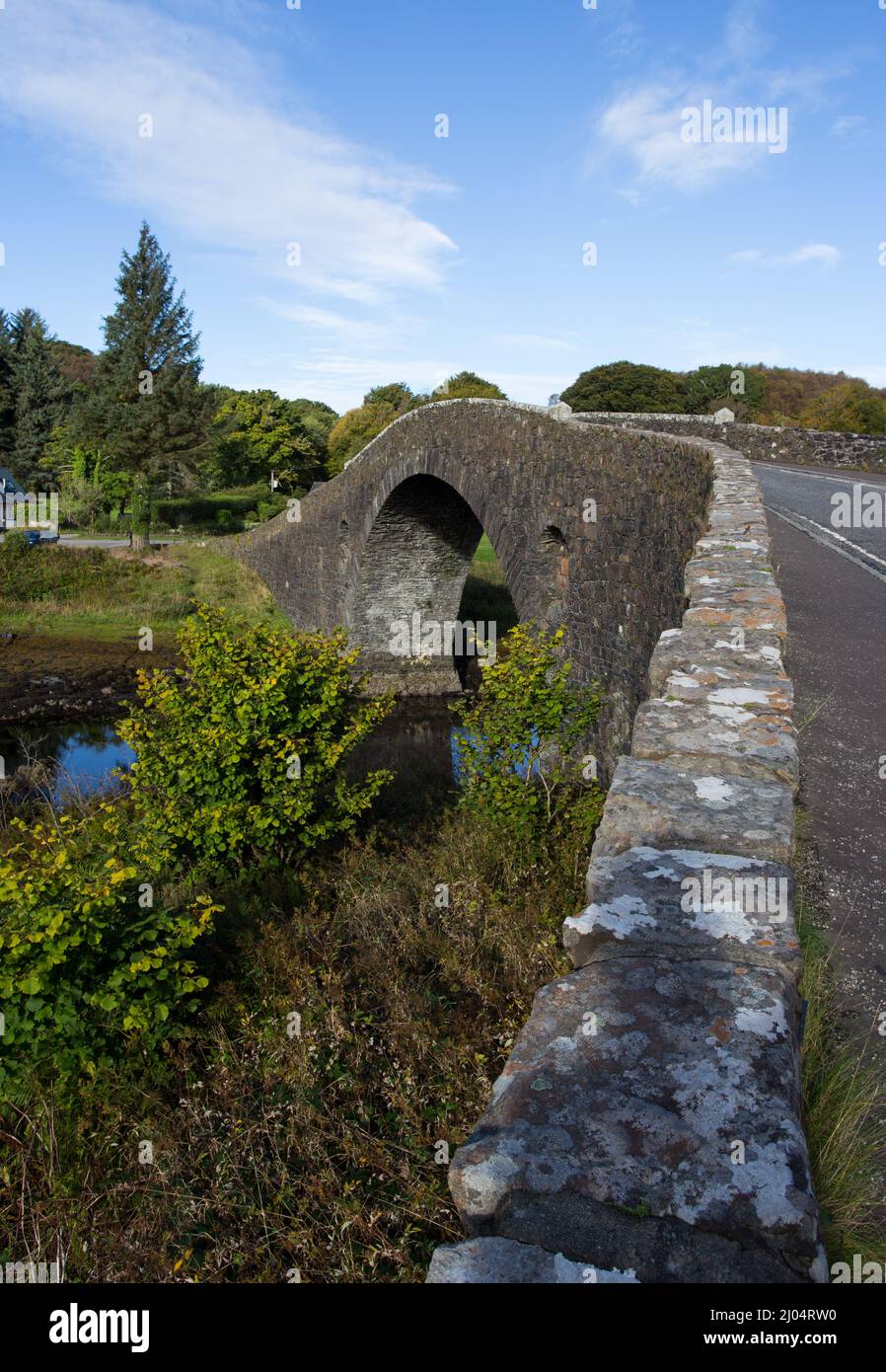 Le pont de Clachan (pont au-dessus de l'Atlantique) enjambant le détroit de Clachan, île de Seil près d'Oban, Écosse Banque D'Images