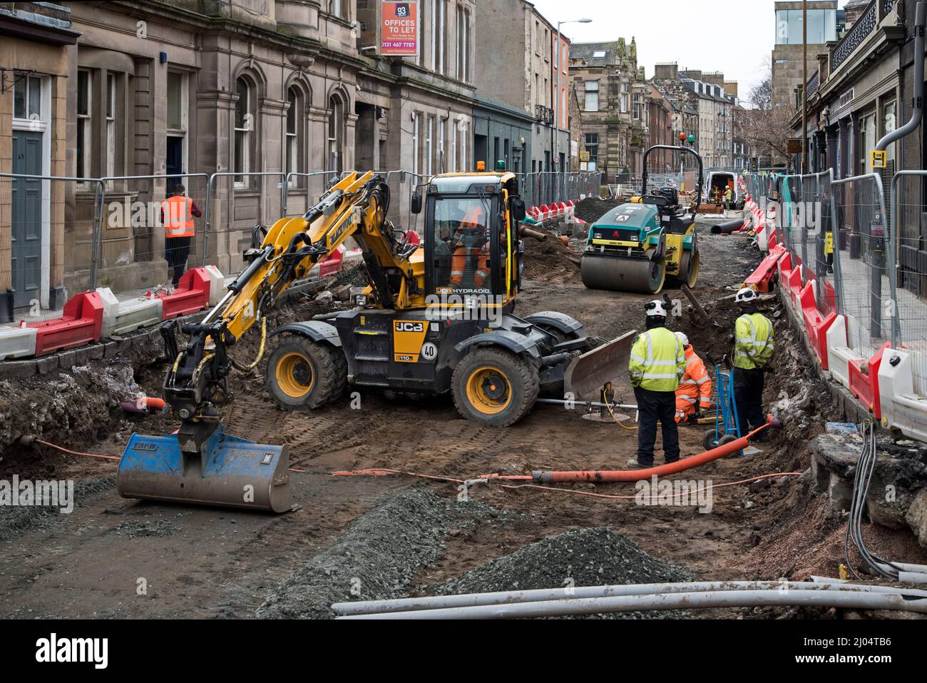 Des travaux de construction sont en cours dans la rue Constitution pour l'extension du système de tramway d'Édimbourg à Newhaven. Banque D'Images