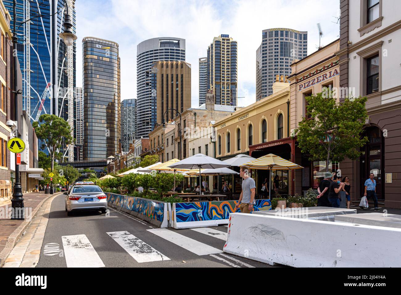 Terrasses à l'extrémité nord de George Street dans The Rocks, Sydney, Australie Banque D'Images