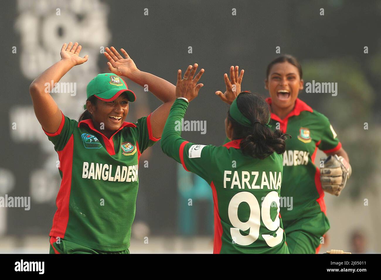 Dhaka, Bangladesh. 18th novembre 2011. Les joueuses de cricket des femmes du Bangladesh célèbrent leur victoire contre l'équipe de cricket des femmes d'Irlande lors de la qualification de la coupe du monde des femmes de l'ICC 2011 sur le terrain de cricket de Saver à Dhaka. (Photo de MD Manik/SOPA Images/Sipa USA) crédit: SIPA USA/Alay Live News Banque D'Images