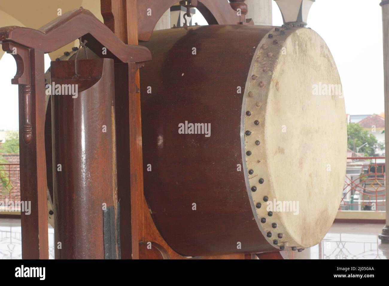 Bedug est une sorte de batterie utilisée pour signaler les heures de prière de la mosquée. C'est un grand tambour à double tête avec du cuir de buffle ou de vache aux deux extrémités. Banque D'Images