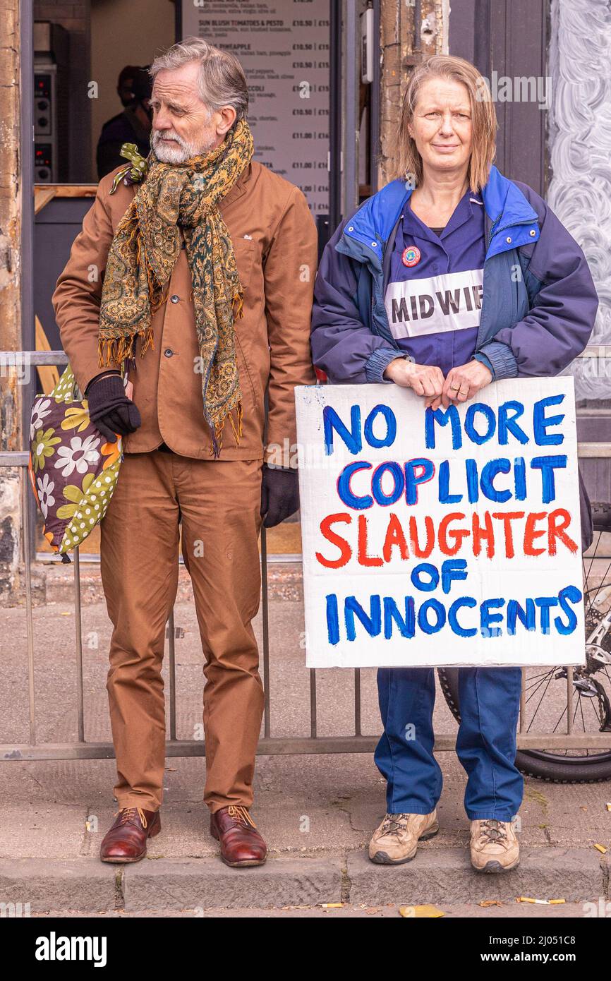 Couple âgé avec une femme portant un signe disant « plus de complice de l'abattage d'innocents » à Glasgow Banque D'Images