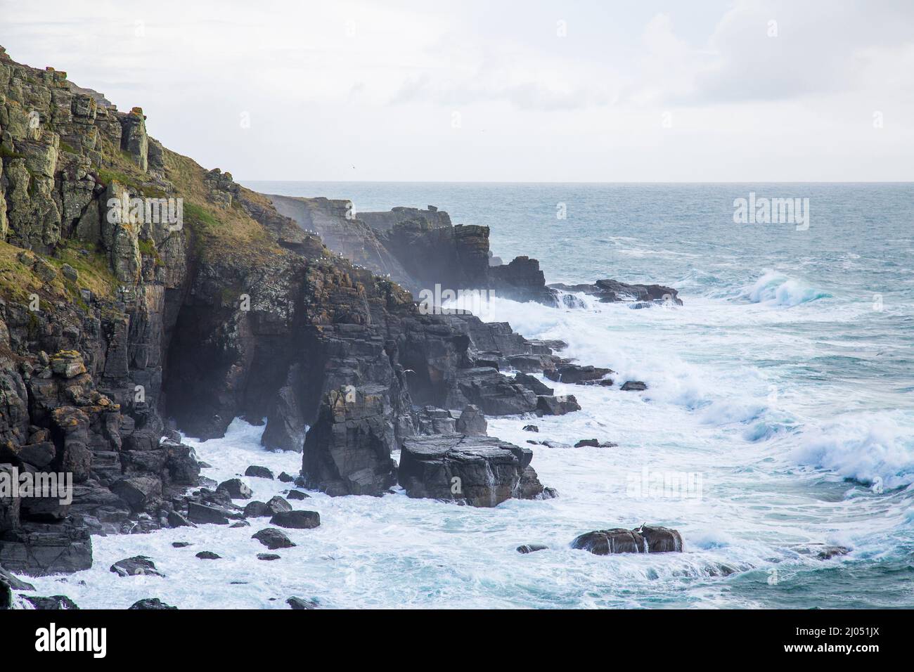 Une vue sur la mer dans l'une des nombreuses criques corniches Banque D'Images