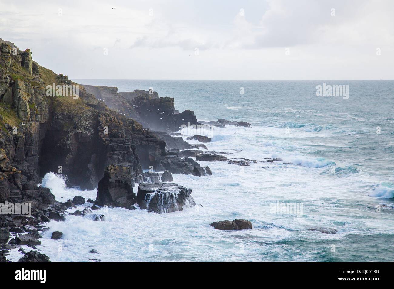 Une vue sur la mer dans l'une des nombreuses criques corniches Banque D'Images