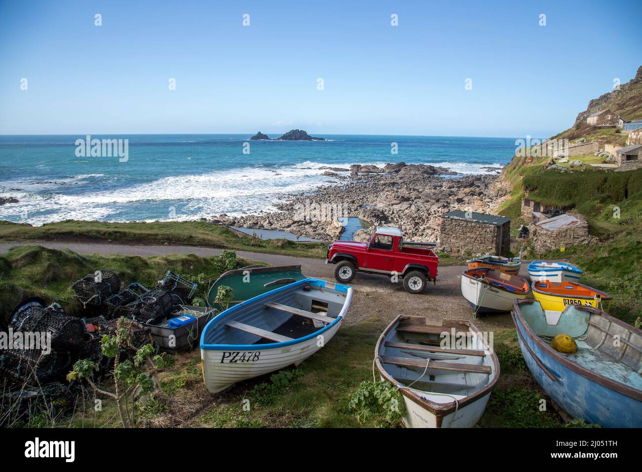 Un débarcadère à Priest's Cove, en Cornouailles avec des bateaux sur le terrain Banque D'Images