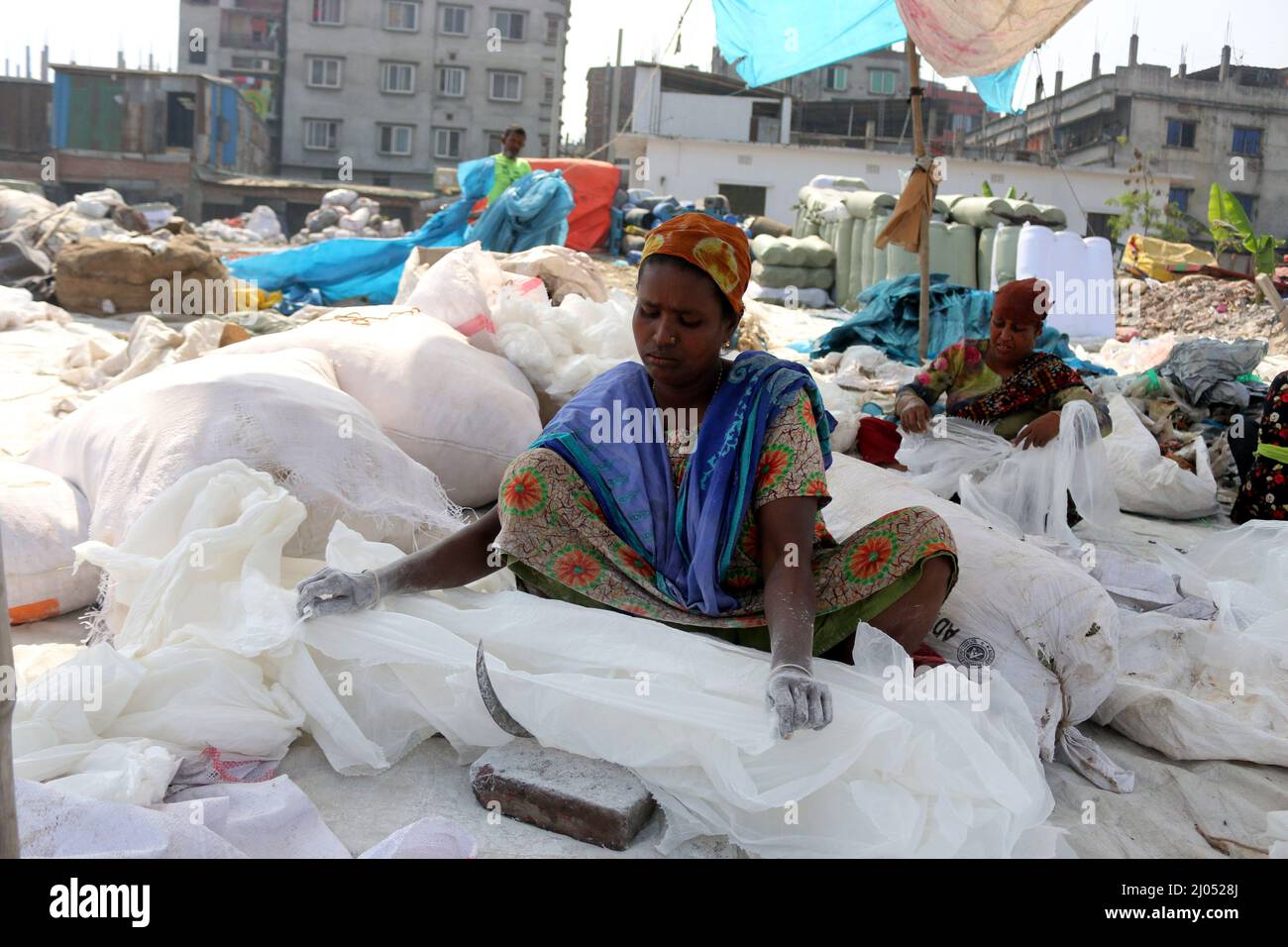 DHAKA CITY, BANGLADESH - MARS 13,2022: Les travailleurs collectent le polythène et le traitement à l'intérieur de la route dans le fleuve Buriganga.les travailleurs de Kamrangirchar collectent un Banque D'Images