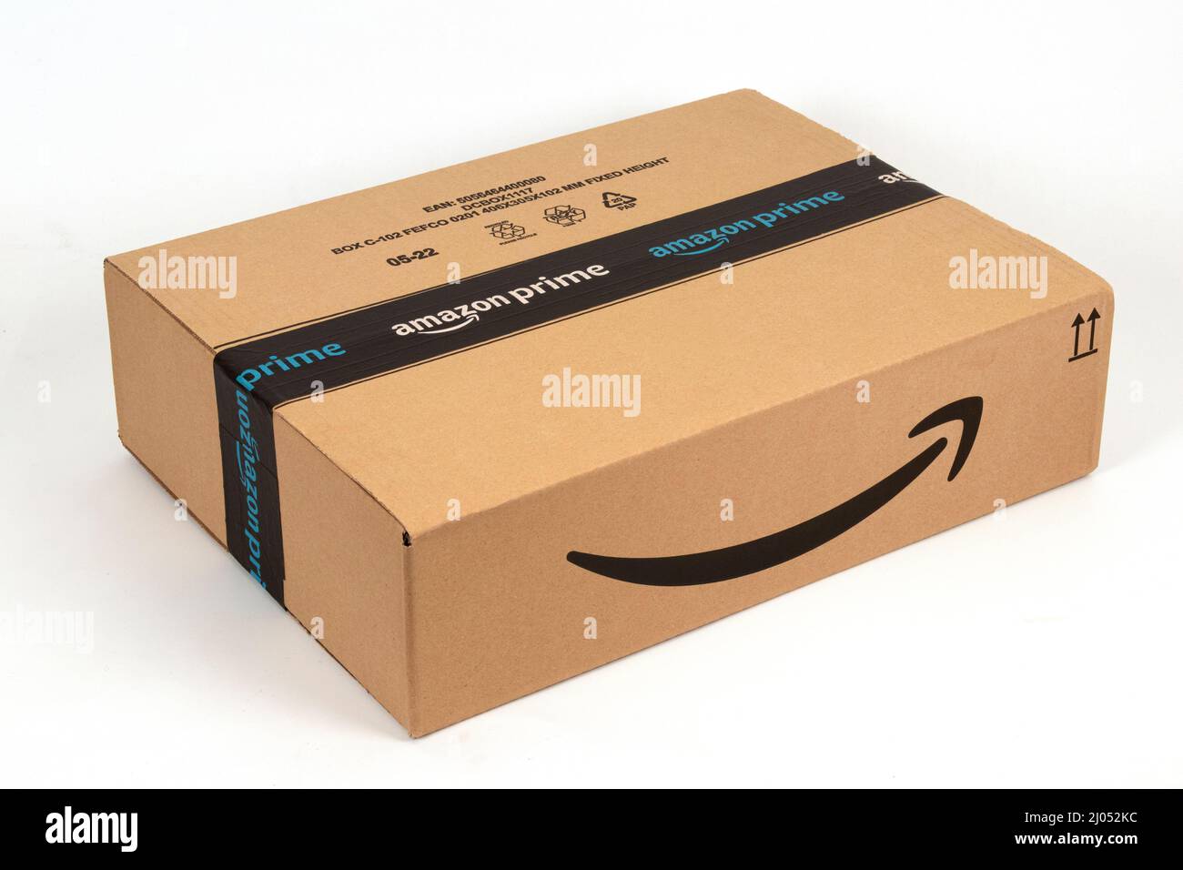 Etats-Unis, année 2022, carton Amazon Prime typique pour le commerce en ligne sur fond blanc Banque D'Images