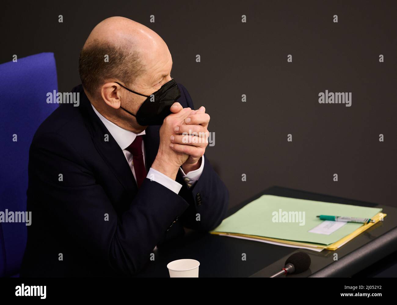 Berlin, Allemagne. 16th mars 2022. Le chancelier OLAF Scholz (SPD) siège à la session plénière du Bundestag allemand à l'Aktelten Stunde "la période en Ukraine à la vue de la guerre d'agression russe en violation du droit international". Credit: Annette Riedl/dpa/Alay Live News Banque D'Images