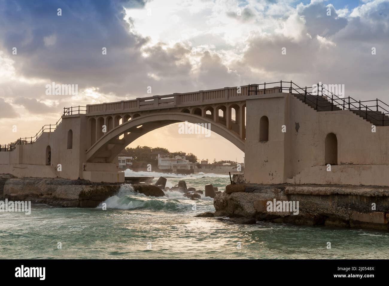 Pont de Montazah sous ciel nuageux, Alexandrie, Égypte Banque D'Images