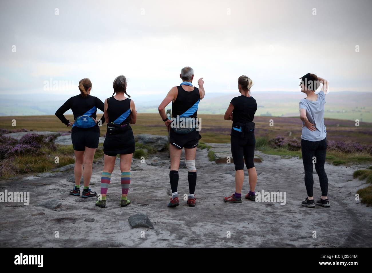 Les coureurs qui arpentaient le paysage sur Ilkley Moor sur Ilkley Moor dans le West Yorkshire avec les coureurs du nord de Leeds sont tombés. Banque D'Images