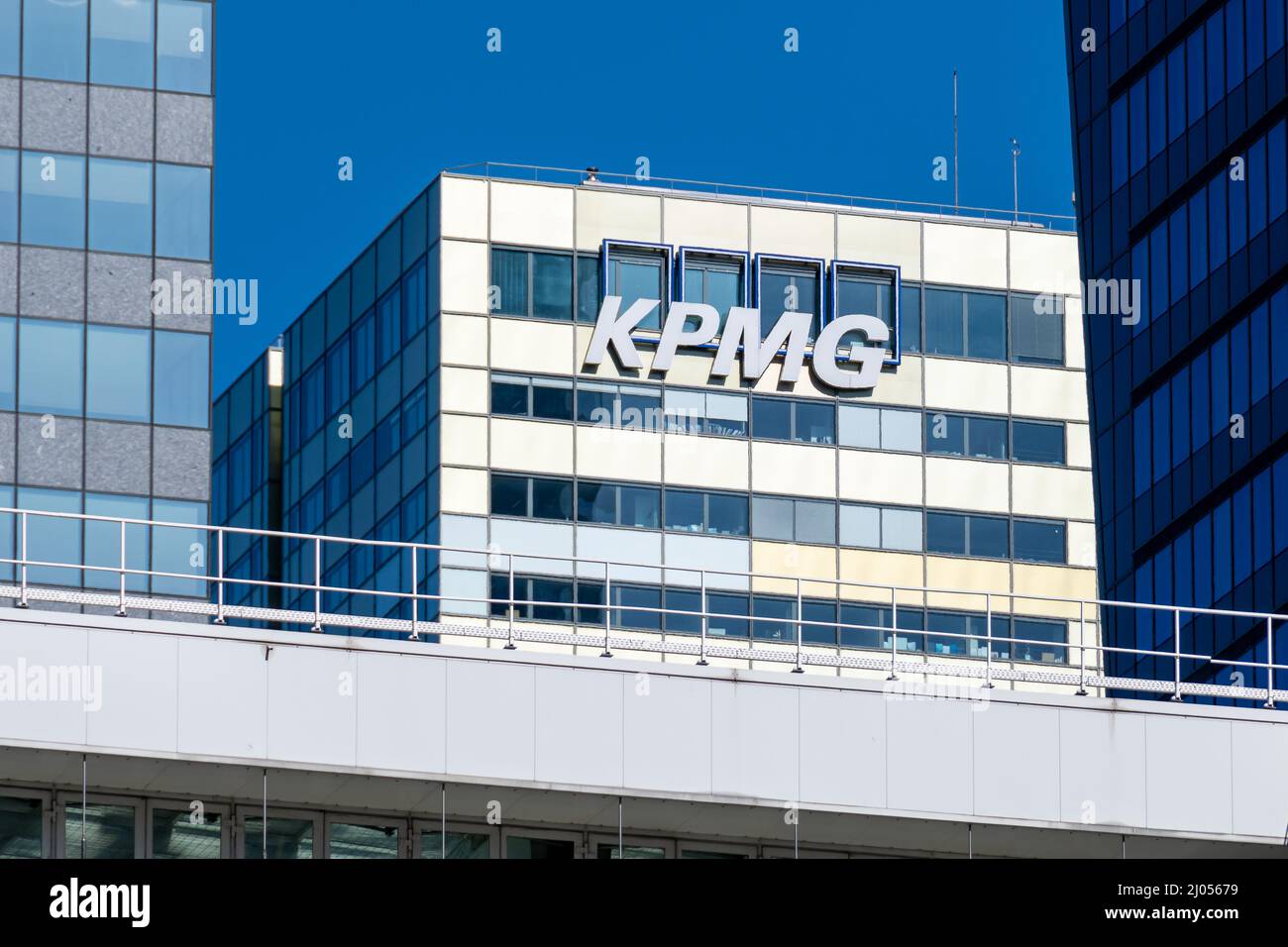 Vue extérieure de la tour abritant le siège social de KPMG France, société d'audit et de conseil située dans le quartier d'affaires Paris-la Défense Banque D'Images