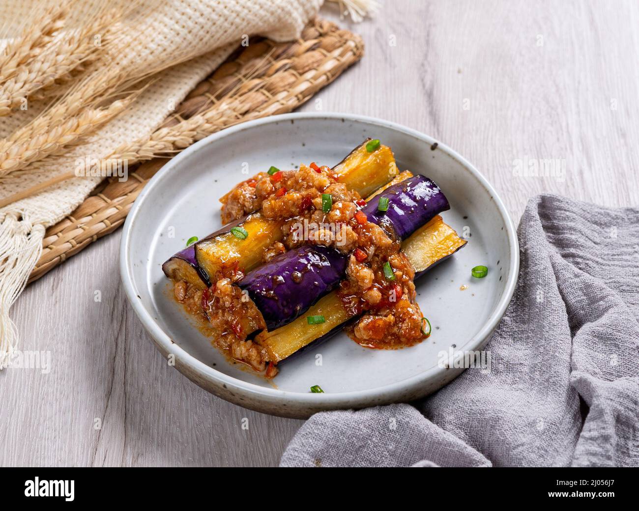 Sauce au curry rinjal frits aux aubergines vue latérale sur la table Banque D'Images