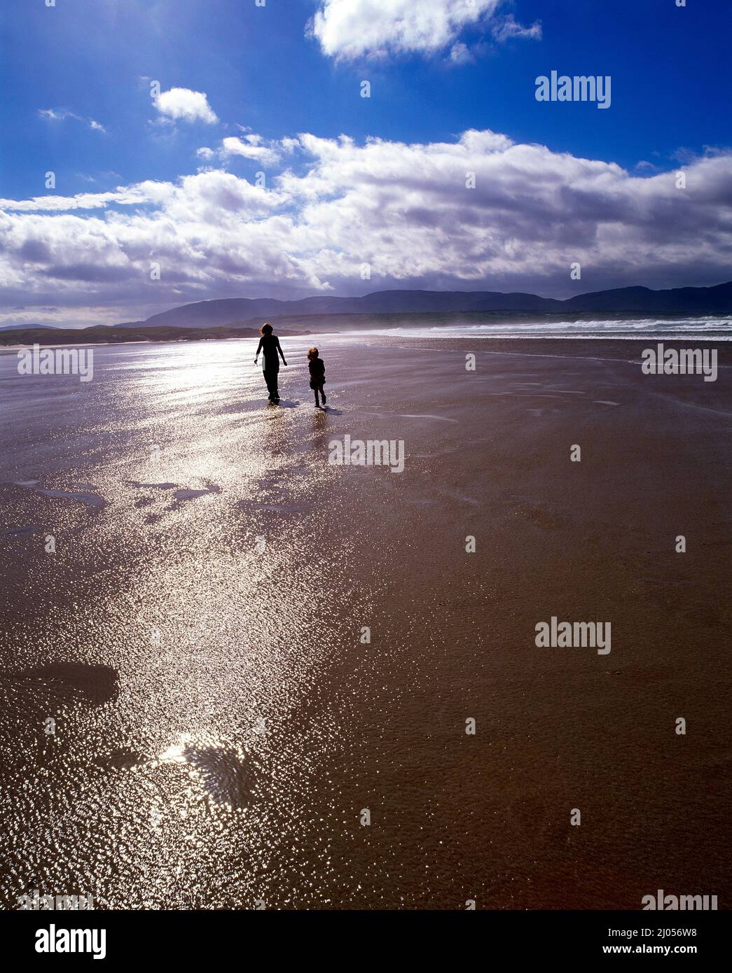 Mère et fille marchant sur Tramore Strand Ardara, comté de Donegal, Irlande Banque D'Images