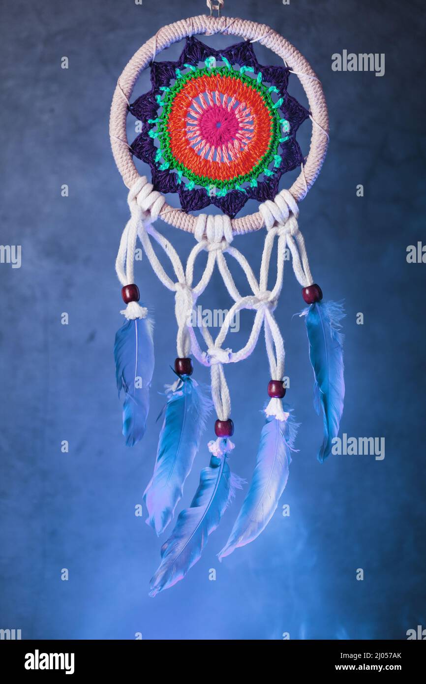 Dream Catcher dans la fumée bleue isolée sur noir. Banque D'Images