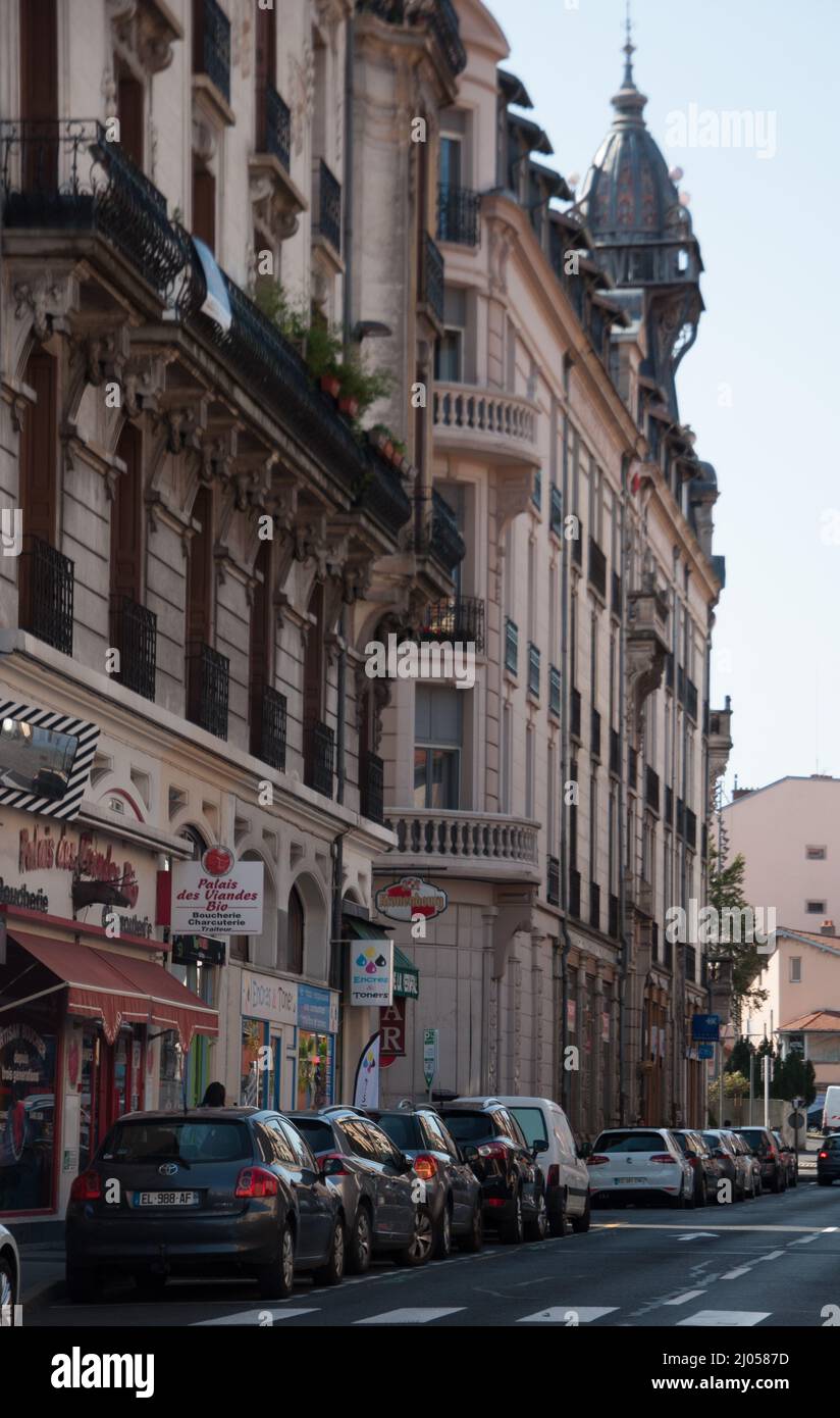 Scène de rue, le Puy-en-Velay, Auvergne, haute Loire, France. Bâtiments, rue et voitures. Banque D'Images